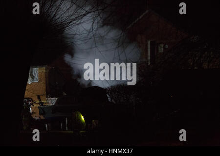 Oxford, UK. 14Th Feb 2017. Immeuble d'appartements à Osney Lock, Oxford s'est effondré en raison d'une grande explosion. Équipe d'incendie dans les lieux de contenir l'incendie/Lusabia Crédit : Pete Alamy Live News Banque D'Images