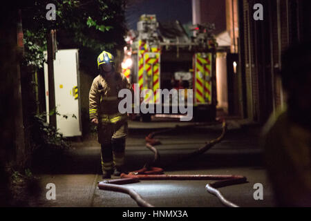 Oxford, UK. 14Th Feb 2017. Immeuble d'appartements à Osney Lock, Oxford s'est effondré en raison d'une grande explosion. Équipe d'incendie dans les lieux de contenir l'incendie/Lusabia Crédit : Pete Alamy Live News Banque D'Images