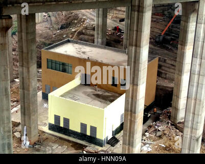 Chongqing, Chongqing, Chine. 14Th Feb 2017. Chongqing, Chine, 14 février 2017 : (usage éditorial uniquement. Chine OUT) .Une maison est construite sous le viaduc dans le sud-ouest de la Chine, Chongqing, February 14th, 2017. Crédit : SIPA Asie/ZUMA/Alamy Fil Live News Banque D'Images