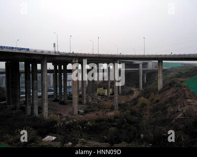 Chongqing, Chongqing, Chine. 14Th Feb 2017. Chongqing, Chine, 14 février 2017 : (usage éditorial uniquement. Chine OUT) .Une maison est construite sous le viaduc dans le sud-ouest de la Chine, Chongqing, February 14th, 2017. Crédit : SIPA Asie/ZUMA/Alamy Fil Live News Banque D'Images