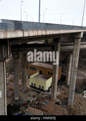 Chongqing, Chongqing, Chine. 14Th Feb 2017. Chongqing, Chine, 14 février 2017 : (usage éditorial uniquement. Chine OUT) .Une maison est construite sous le viaduc dans le sud-ouest de la Chine, Chongqing, February 14th, 2017. Crédit : SIPA Asie/ZUMA/Alamy Fil Live News Banque D'Images