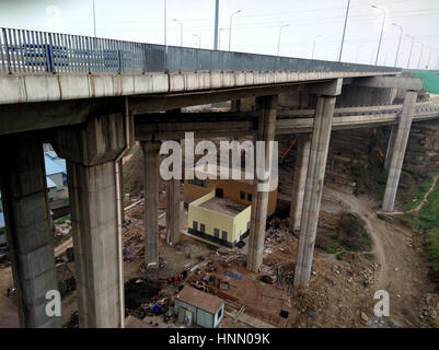 Chongqing, Chongqing, Chine. 14Th Feb 2017. Chongqing, Chine, 14 février 2017 : (usage éditorial uniquement. Chine OUT) .Une maison est construite sous le viaduc dans le sud-ouest de la Chine, Chongqing, February 14th, 2017. Crédit : SIPA Asie/ZUMA/Alamy Fil Live News Banque D'Images