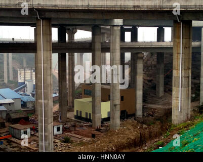 Chongqing, Chongqing, Chine. 14Th Feb 2017. Chongqing, Chine, 14 février 2017 : (usage éditorial uniquement. Chine OUT) .Une maison est construite sous le viaduc dans le sud-ouest de la Chine, Chongqing, February 14th, 2017. Crédit : SIPA Asie/ZUMA/Alamy Fil Live News Banque D'Images