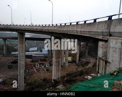 Chongqing, Chongqing, Chine. 14Th Feb 2017. Chongqing, Chine, 14 février 2017 : (usage éditorial uniquement. Chine OUT) .Une maison est construite sous le viaduc dans le sud-ouest de la Chine, Chongqing, February 14th, 2017. Crédit : SIPA Asie/ZUMA/Alamy Fil Live News Banque D'Images