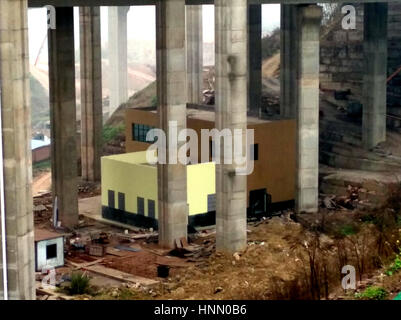 Chongqing, Chongqing, Chine. 14Th Feb 2017. Chongqing, Chine, 14 février 2017 : (usage éditorial uniquement. Chine OUT) .Une maison est construite sous le viaduc dans le sud-ouest de la Chine, Chongqing, February 14th, 2017. Crédit : SIPA Asie/ZUMA/Alamy Fil Live News Banque D'Images