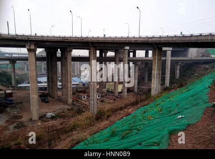 Chongqing, Chongqing, Chine. 14Th Feb 2017. Chongqing, Chine, 14 février 2017 : (usage éditorial uniquement. Chine OUT) .Une maison est construite sous le viaduc dans le sud-ouest de la Chine, Chongqing, February 14th, 2017. Crédit : SIPA Asie/ZUMA/Alamy Fil Live News Banque D'Images