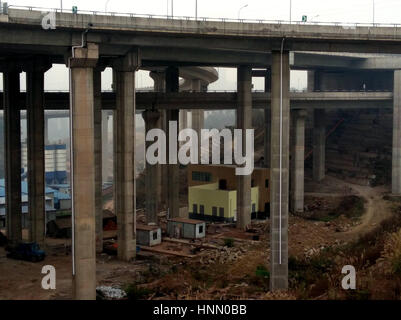 Chongqing, Chongqing, Chine. 14Th Feb 2017. Chongqing, Chine, 14 février 2017 : (usage éditorial uniquement. Chine OUT) .Une maison est construite sous le viaduc dans le sud-ouest de la Chine, Chongqing, February 14th, 2017. Crédit : SIPA Asie/ZUMA/Alamy Fil Live News Banque D'Images