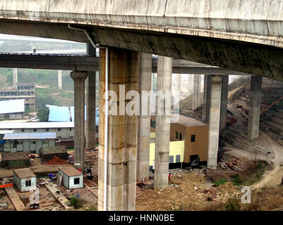 Chongqing, Chongqing, Chine. 14Th Feb 2017. Chongqing, Chine, 14 février 2017 : (usage éditorial uniquement. Chine OUT) .Une maison est construite sous le viaduc dans le sud-ouest de la Chine, Chongqing, February 14th, 2017. Crédit : SIPA Asie/ZUMA/Alamy Fil Live News Banque D'Images