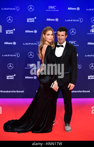 Moulins, footballeur portugais Luis Figo (R) et son épouse Helen Svedin pose pour des photos sur le tapis rouge à la Laureus World Sports Awards à Moulins. 14Th Feb 2017. Membre de l'Académie Laureus, un ancien footballeur portugais Luis Figo (R) et son épouse Helen Svedin pose pour des photos sur le tapis rouge à la Laureus World Sports Awards en Italie, Monaco le 14 février 2017. Crédit : Chen Yichen/Xinhua/Alamy Live News Banque D'Images