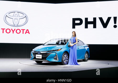 L'actrice japonaise Satomi Ishihara pose pour les caméras à côté de la nouvelle Prius PHV au cours d'une conférence de presse le 15 février 2017, Tokyo, Japon. Toyota Motor Corp. a montré au large de la nouvelle Prius PHV qui va en vente au Japon depuis le 15 février. Le nouveau plug-in modèle hybride dispose d'une gamme de 68,2 km sur son EV (electric vehicle) permettant les trajets courts pour être fait sans utiliser toute l'essence. Pour aller plus loin l'automobile fonctionne comme un hybride, même si la charge électrique est épuisé. Toyota a vendu environ 22 000 unités au Japon et 75 000 unités dans le monde entier de sa première version PHV qui a été lancé en 2012. (P Banque D'Images