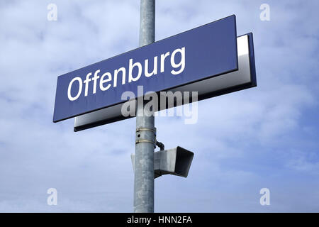 Offenburg, Allemagne. Août 22, 2016. Un signe pour la gare d'Offenburg. Prises le 22.08.2016 à Offenburg (Bade-Wurtemberg). Apposée en dessous se trouve un haut-parleur. Photo : S. Steinach - AUCUN FIL SERVICE - dans le monde entier | conditions/dpa/Alamy Live News Banque D'Images