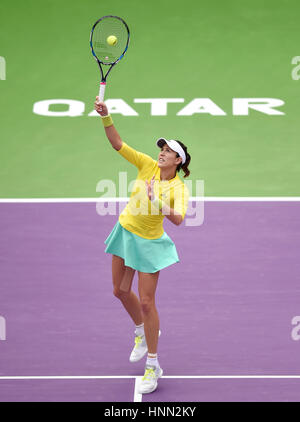 Doha, Qatar. Feb 15, 2017. Garbine Muguruza d'Espagne renvoie la balle pendant le simple dames 1er tour match contre Cagla Buyukakcay de Turquie à WTA Open du Qatar 2017 au complexe de tennis Khalifa International de Doha, Qatar, le 15 février 2017. Credit : Nikku/Xinhua/Alamy Live News Banque D'Images