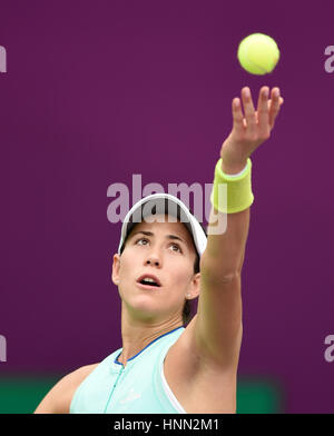 Doha, Qatar. Feb 15, 2017. Garbine Muguruza d'Espagne sert pendant la dames 1er tour match contre Cagla Buyukakcay de Turquie à WTA Open du Qatar 2017 au complexe de tennis Khalifa International de Doha, Qatar, le 15 février 2017. Credit : Nikku/Xinhua/Alamy Live News Banque D'Images