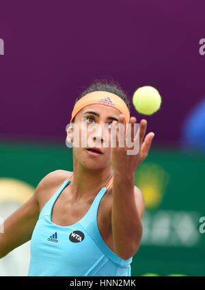 Doha, Qatar. Feb 15, 2017. Cagla Buyukakcay sert de la Turquie au cours de la simple dames 1er tour match contre Garbine Muguruza d'Espagne à WTA Open du Qatar 2017 au complexe de tennis Khalifa International de Doha, Qatar, le 15 février 2017. Credit : Nikku/Xinhua/Alamy Live News Banque D'Images