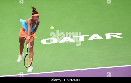 Doha, Qatar. Feb 15, 2017. Cagla Buyukakcay sert de la Turquie au cours de la simple dames 1er tour match contre Garbine Muguruza d'Espagne à WTA Open du Qatar 2017 au complexe de tennis Khalifa International de Doha, Qatar, le 15 février 2017. Credit : Nikku/Xinhua/Alamy Live News Banque D'Images