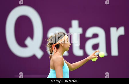 Doha, Qatar. Feb 15, 2017. Cagla Buyukakcay de Turquie réagit au cours de la simple dames 1er tour match contre Garbine Muguruza d'Espagne à WTA Open du Qatar 2017 au complexe de tennis Khalifa International de Doha, Qatar, le 15 février 2017. Credit : Nikku/Xinhua/Alamy Live News Banque D'Images