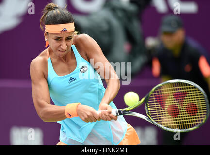 Doha, Qatar. Feb 15, 2017. Cagla Buyukakcay de Turquie renvoie la balle pendant le simple dames 1er tour match contre Garbine Muguruza d'Espagne à WTA Open du Qatar 2017 au complexe de tennis Khalifa International de Doha, Qatar, le 15 février 2017. Credit : Nikku/Xinhua/Alamy Live News Banque D'Images