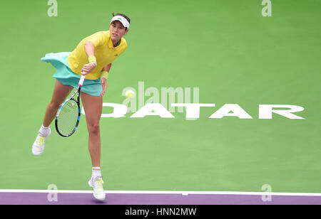 Doha, Qatar. Feb 15, 2017. Garbine Muguruza d'Espagne renvoie la balle pendant le simple dames 1er tour match contre Cagla Buyukakcay de Turquie à WTA Open du Qatar 2017 au complexe de tennis Khalifa International de Doha, Qatar, le 15 février 2017. Credit : Nikku/Xinhua/Alamy Live News Banque D'Images