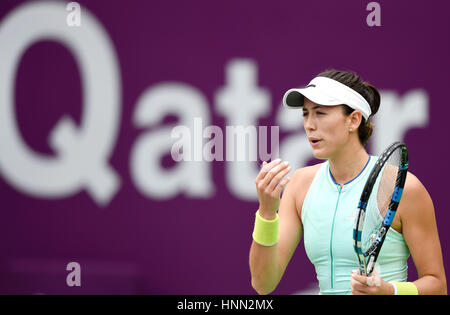 Doha, Qatar. Feb 15, 2017. Garbine Muguruza d'Espagne réagit au cours de la simple dames 1er tour match contre Cagla Buyukakcay de Turquie à WTA Open du Qatar 2017 au complexe de tennis Khalifa International de Doha, Qatar, le 15 février 2017. Credit : Nikku/Xinhua/Alamy Live News Banque D'Images