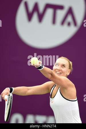 Doha, Qatar. Feb 15, 2017. Elena Vesnina sert de la Russie au cours de la simple dames 1er tour match contre Christina Mchale des Etats-Unis lors de l'Open du Qatar 2017 WTA au complexe de tennis Khalifa International de Doha, Qatar, le 15 février 2017. Credit : Nikku/Xinhua/Alamy Live News Banque D'Images