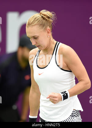 Doha, Qatar. Feb 15, 2017. Elena Vesnina de la Russie réagit au cours de la simple dames 1er tour match contre Christina Mchale des Etats-Unis lors de l'Open du Qatar 2017 WTA au complexe de tennis Khalifa International de Doha, Qatar, le 15 février 2017. Credit : Nikku/Xinhua/Alamy Live News Banque D'Images