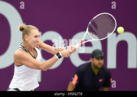 Doha, Qatar. Feb 15, 2017. Elena Vesnina de Russie renvoie une balle pendant le simple dames 1er tour match contre Christina Mchale des Etats-Unis lors de l'Open du Qatar 2017 WTA au complexe de tennis Khalifa International de Doha, Qatar, le 15 février 2017. Credit : Nikku/Xinhua/Alamy Live News Banque D'Images