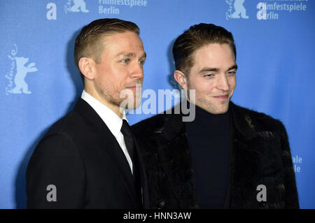 Berlin, Allemagne. 14Th Feb 2017. Charlie Hunnam et Robert Pattinson participant à la "La cité perdue de Z' en première mondiale au 67e Festival International du Film de Berlin/Berlinale 2017 au Zoo Palast le 14 février 2017 à Berlin, Allemagne. Utilisation dans le monde entier | Credit : dpa/Alamy Live News Banque D'Images