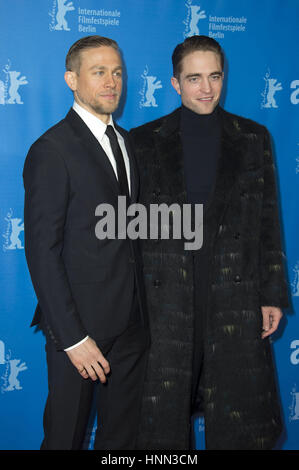 Berlin, Allemagne. 14Th Feb 2017. Charlie Hunnam et Robert Pattinson participant à la "La cité perdue de Z' en première mondiale au 67e Festival International du Film de Berlin/Berlinale 2017 au Zoo Palast le 14 février 2017 à Berlin, Allemagne. Utilisation dans le monde entier | Credit : dpa/Alamy Live News Banque D'Images