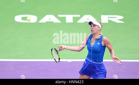 Doha, Qatar. Feb 15, 2017. Caroline Wozniacki de Danemark renvoie la balle pendant le simple dames 1er tour match contre Kiki Bertens des Pays-Bas à WTA Open du Qatar 2017 au complexe de tennis Khalifa International de Doha, Qatar, le 15 février 2017. Credit : Nikku/Xinhua/Alamy Live News Banque D'Images