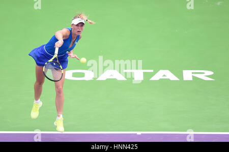 Doha, Qatar. Feb 15, 2017. Caroline Wozniacki de Danemark sert pendant les dames 1er tour match contre Kiki Bertens des Pays-Bas à WTA Open du Qatar 2017 au complexe de tennis Khalifa International de Doha, Qatar, le 15 février 2017. Credit : Nikku/Xinhua/Alamy Live News Banque D'Images