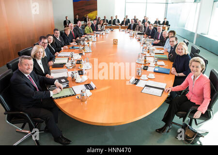 Berlin, Allemagne. Feb 15, 2017. Document - un document photo mis à disposition le 15 février 2017 par le Bureau de presse fédéral allemand montre la photo avec les officiels du cabinet ministres allemands participant à une session du cabinet fédéral avec la Chancelière allemande Angela Merkel (6.f.L, CDU) à la Chancellerie fédérale à Berlin, Allemagne, 15 février 2017. (À L'ATTENTION DES RÉDACTEURS : usage éditorial qu'en relation avec les rapports actuels et obligatoire de crédit source : Bergmann/Bundesregierung/DPA) Photo : Guido Bergmann/Bundesregierung/dpa/Alamy Live News Banque D'Images