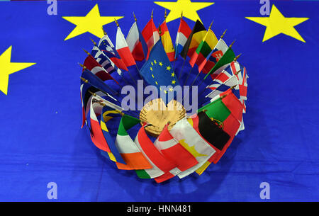 Les drapeaux des États membres de l'UE sont affichées avec le drapeau de l'UE sur une table au centre européen d'information à Erfurt, Allemagne, 08 février 2017. Photo : Jens Kalaene Zentralbild-/dpa/ZB