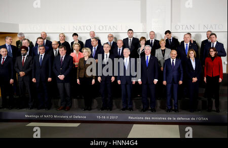 Bruxelles, Belgique. Feb 15, 2017. Les États membres de l'OTAN les ministres de la défense de poser pour des photos de groupe au cours d'une réunion des ministres de la défense de l'OTAN à son siège à Bruxelles, Belgique, le 15 février 2017. Credit : Ye Pingfan/Xinhua/Alamy Live News Banque D'Images