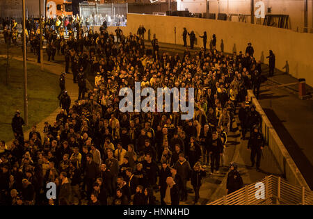 Fans de Dortmund sont escortés hors du stade par la police à la fin de la première étape de la Ligue des Champions quart de finale match à élimination directe entre les champions portugais et le côté Benifica Bundesliga Borussia Dortmund dans l'Estádio da Luz à Lisbonne, Portugal, 14 février 2017. Photo : Bernd Thissen/dpa Banque D'Images