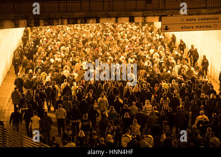 Fans de Dortmund sont escortés hors du stade par la police à la fin de la première étape de la Ligue des Champions quart de finale match à élimination directe entre les champions portugais et le côté Benifica Bundesliga Borussia Dortmund dans l'Estádio da Luz à Lisbonne, Portugal, 14 février 2017. Photo : Bernd Thissen/dpa Banque D'Images