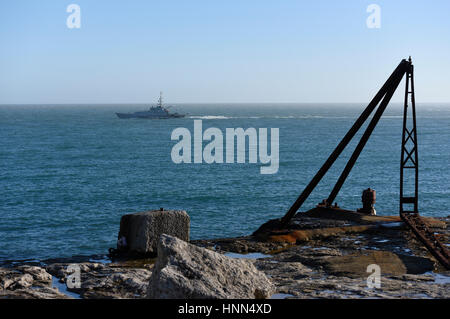 Portland Bill, Dorset, UK. Feb 15, 2017. Météo britannique. Un ciel bleu sur Portland Bill, Dorset aujourd'tempetures avec beaucoup plus élevé qu'au début de la semaine. UK Boarder vigueur patrouiller les côtes de Dorset. Crédit : John GURD MEDIA/Alamy Live News Banque D'Images