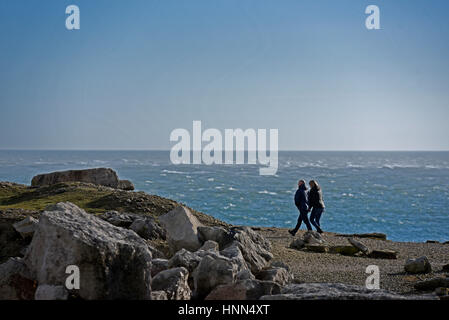 Portland Bill, Dorset, UK. Feb 15, 2017. Météo britannique. Un ciel bleu sur Portland Bill, Dorset aujourd'tempetures avec beaucoup plus élevé qu'au début de la semaine. Crédit : John GURD MEDIA/Alamy Live News Banque D'Images