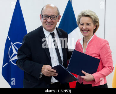 Bruxelles, Belgique. Feb 15, 2017. Le ministre français de la Défense Jean-Yves Le Drian (L) et le ministre allemand de la défense, Ursula Gertrud von der Leyen signe un accord au cours d'une réunion des ministres de la défense de l'OTAN l'OTAN dans l'autre siège. - Pas de service de fil - Photo : Thierry Monasse/dpa-POOL/dpa/Alamy Live News Banque D'Images