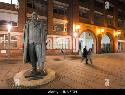 Rüsselsheim, Allemagne. Feb 15, 2017. Une statue de la voiture Opel Adam Opel fondateur préoccupation devant l'entrée de l'historique de l'entreprise travaille à Rüsselsheim, Allemagne, 15 février 2017. Des représentants de la société mère du constructeur automobile General Motors s'acquittent de leurs homologues de l'Opel de Rüsselsheim, qui s'apprête à vendre l'inquiétude. Photo : Andreas Arnold/dpa/Alamy Live News Banque D'Images