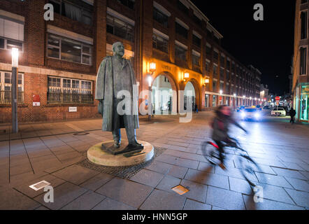 Rüsselsheim, Allemagne. Feb 15, 2017. Une statue de la voiture Opel Adam Opel fondateur préoccupation devant l'entrée de l'historique de l'entreprise travaille à Rüsselsheim, Allemagne, 15 février 2017. Des représentants de la société mère du constructeur automobile General Motors s'acquittent de leurs homologues de l'Opel de Rüsselsheim, qui s'apprête à vendre l'inquiétude. Photo : Andreas Arnold/dpa/Alamy Live News Banque D'Images