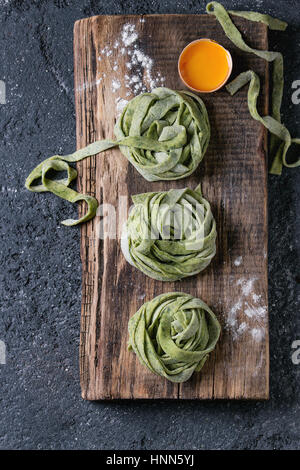 Tagliatelles fraîches maison pâtes vert Banque D'Images