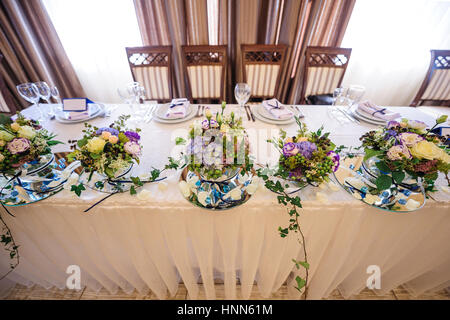 Décor de fleurs sur table mariage mariée et le marié Banque D'Images