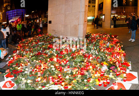 Impressionen : Blumen und Kerzen als Zeichen von Trauer und nach dem Anteilnahme islamistischer Terroranschlag Breitscheidpl auf den Weihnachtsmarkt am Banque D'Images