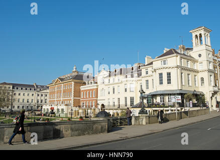 La prédominance des années 80 bâtiments de richmond riverside, Surrey, Angleterre, vu du pont de Richmond Banque D'Images