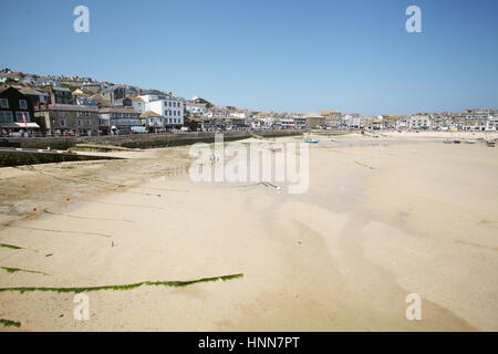 ST IVES Cornwall England 2013 Station balnéaire et de villégiature à l'English côte sud 2013 personnes à plage à marée basse Banque D'Images