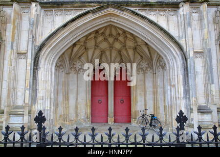 WINCHESTER, Royaume-Uni - 5 février 2017 : Détail de l'entrée principale de la Cathédrale avec portes et ouvertures de rouge Banque D'Images