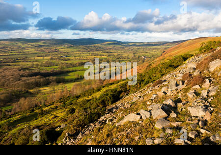 La vue depuis le Long Mynd consistant, Shropshire, avec les Stiperstones vu dans le lointain. Banque D'Images