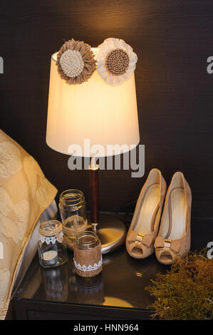 Décor de mariage et le marié chaussures sur la table Banque D'Images