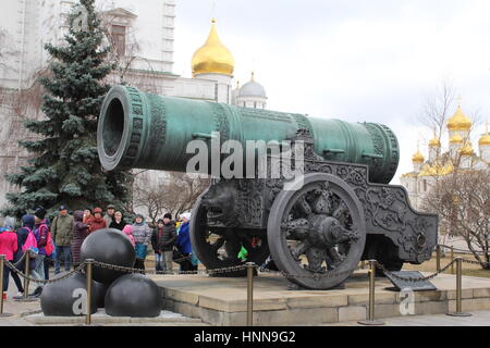 Canon à l'intérieur du Tsar Kremlin de Moscou avec une partie de l'chuches dans l'arrière-plan Banque D'Images