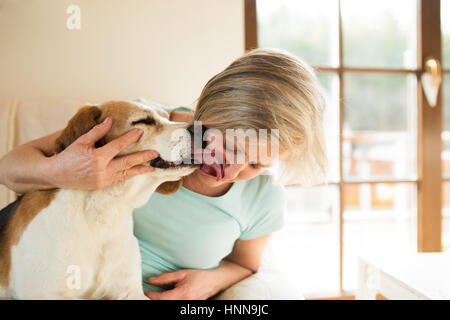 Hauts femme avec son chien à la maison se détendre Banque D'Images